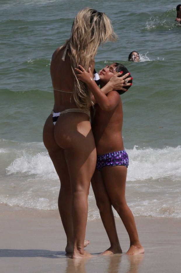Andréa de Andrade na praia com o filho (Foto: Gabriel Rangel / AgNews)