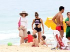 Fernanda Lima bate papo com Fernanda Torres na praia do Leblon