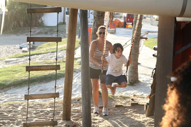Carla Marins brinca com seu filho na orla da praia da Barra da Tijuca, RJ (Foto: Dilson Silva / Agnews)