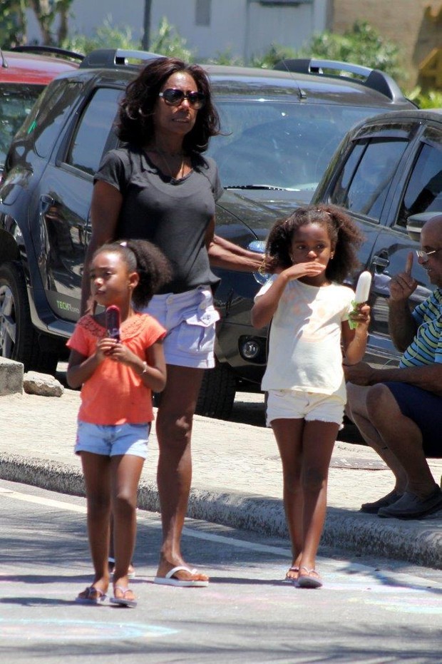 Gloria Maria passeia com as filhas na orla do Leblon, RJ (Foto: JC Pereira/AgNews)