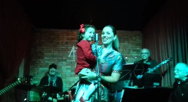 Mari Belém e a filha, Laurinha, cantando (Foto: Reprodução / Youtube)
