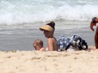 Erika Mader se diverte em praia do Rio com a filha