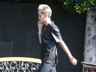 De topetão, Miley Cyrus vai a estúdio na Califórnia