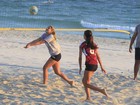 Sasha treina vôlei na praia da Barra no Rio