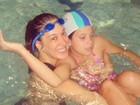 Claudia Raia faz natação com a filha