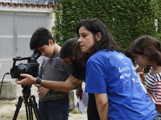 Daniela Gracindo com crianças do projeto Pequeno Cineasta (Foto: Marta Azevedo / Divulgação)