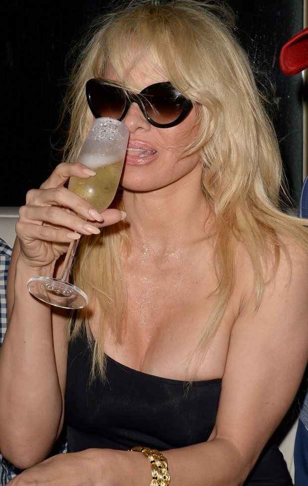 Pamela Anderson em festa de réveillon em Miami (Foto: Splash News/AKM-GSI)
