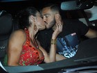 Gracyanne Barbosa ganha beijo de Belo em ensaio para o carnaval
