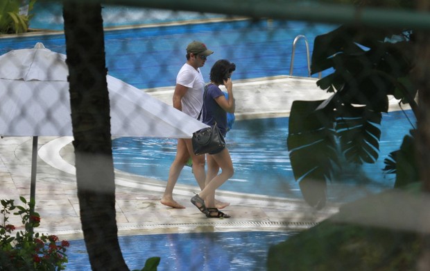 Vanessa Giácomo na piscina com o namorado (Foto: Dilson Silva / AgNews)