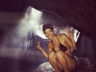 Carol Nakamura posa de shortinho e biquíni em caverna com cachoeira