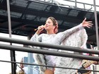 Vestida de anjo, Claudia Leitte canta no carnaval de salvador