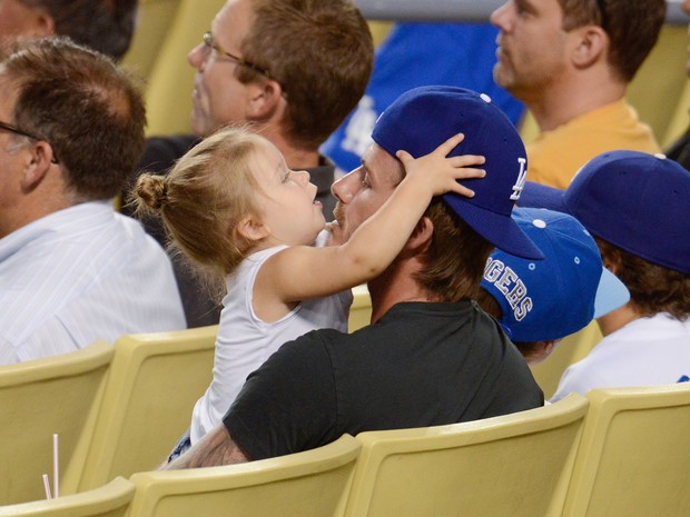 David Beckham com a filha, Harper, em partida de beisebol em Los Angeles, nos Estados Unidos (Foto: Noel Vasquez/ Getty Images)