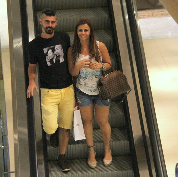 Viviane Araújo e Radamés no shopping (Foto: AgNews)