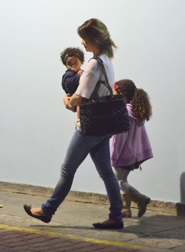 Samara Felippo passeia em shopping com filhas (Foto: Henrique Oliveira / Agnews)