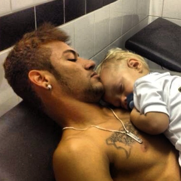 Após partida, Neymar relaxa com o filho (Foto: (Foto: Reprodução Instagram))