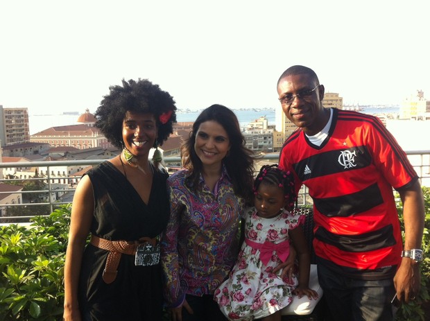 Aline Barros com família angolana (Foto: Divulgação)