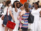 Gloria Maria embarca em aeroporto carioca com as filhas