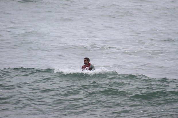 Caio Castro surfa na Prainha (Foto: Dilson Silva / AgNews)