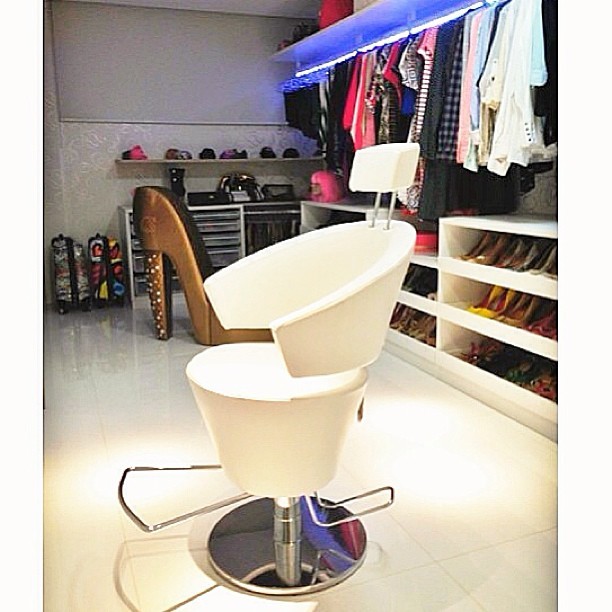 Cadeira do Espaço Beauty de Carla Perez (Foto: Instagram / Reprodução)