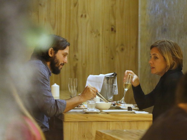 Vladimir Brichta e Adriana Esteves em restaurante na Zona Oeste do Rio (Foto: Ag. News)