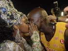 Cris Vianna dá beijaço no namorado durante desfile das campeãs
