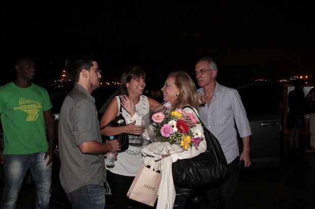 A atriz recebe carinho (Foto: Isac Luz/EGO)