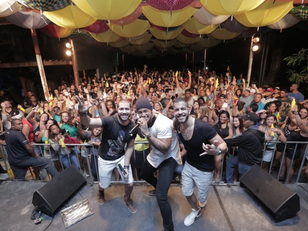 Rafa Marques e Pipo Marques, da Oito7Nove4, com Léo Santana em show em Salvador, na Bahia (Foto: Heber Barros/ Divulgação)