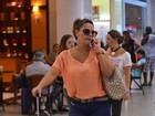 Com look discreto, Viviane Araújo embarca com a mãe em aeroporto