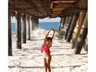 Anitta mostra curvas e atiça em ensaio de biquíni para revista