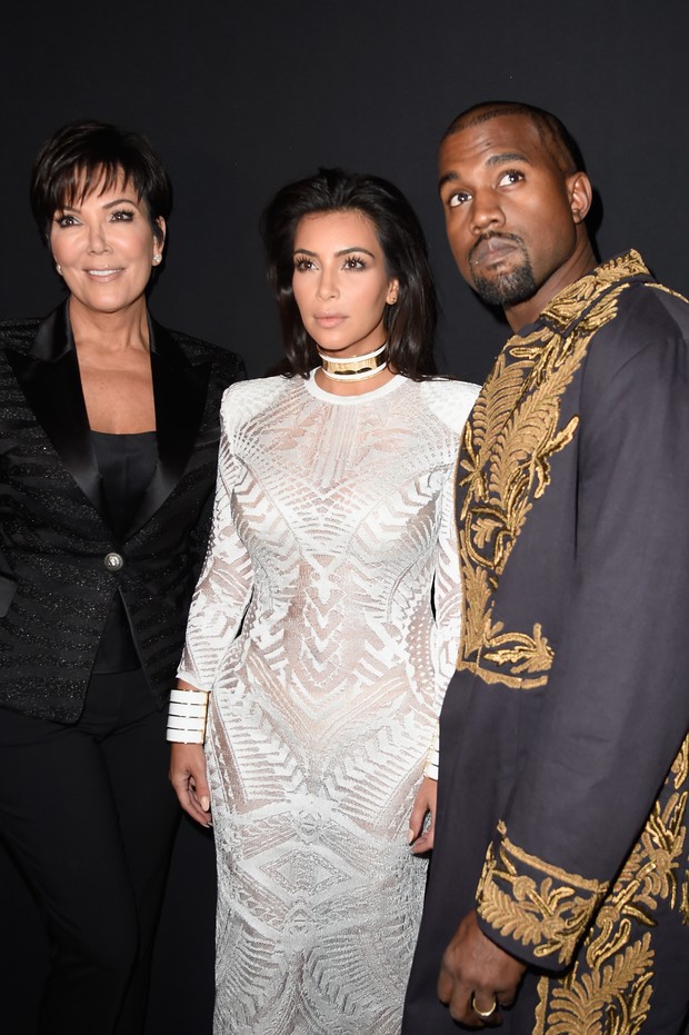 Kris Jenner, Kim Kardashian e Kanye West assistem ao desfile da Balmain na semana de moda de Paris (Foto: Getty Images)