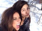 Carol Nakamura faz graça com amiga na neve