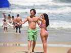 Suzana Pires vai à praia com o namorado