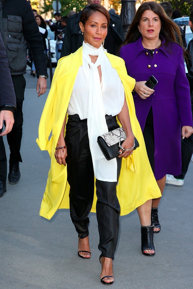 Jada Pinkett Smith usa maxicasaco colorido na semana de moda de Paris (Foto: Getty Image)