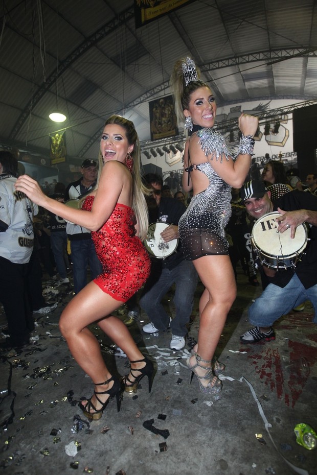 Ana Paula e Tatiane Minerato na final do samba-enredo da Gaviões da Fiel (Foto: Léo Franco/ Ag. News)