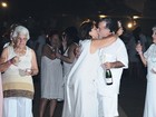 Tony Ramos recebe 2013 em Búzios e troca beijos com a esposa