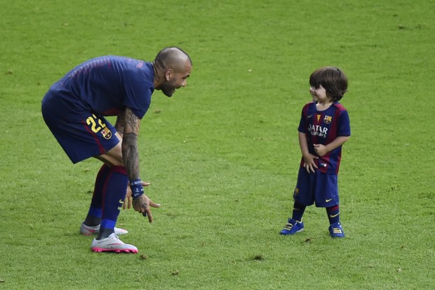 Daniel Alves brinca com Milan, filho de Shakira com o jogador Gerard Piqué  (Foto: AFP)