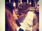 Fã dá beijo na boca de Justin Bieber: 'Pediu beijo na bochecha e virou'