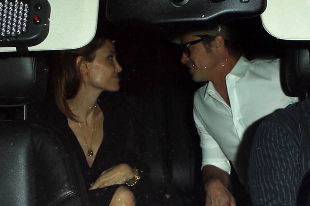 Angelina Jolie e Brad Pitt conversam e trocam olhares apaixonados no carro (Foto: X17)
