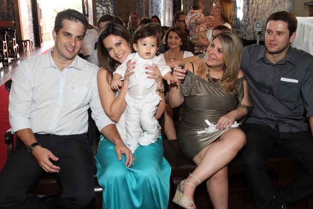 Raquel Nunes com o marido, o filho e os padrinhos (Foto: Divulgação)