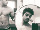 Rodrigo Simas faz charme em selfie sem camisa e enlouquece fãs