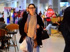 Carolina Ferraz usa look 'largadinho' ao embarcar em aeroporto no Rio