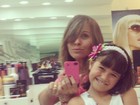 Andréia Sorvetão muda o visual e mostra novo look com a filha