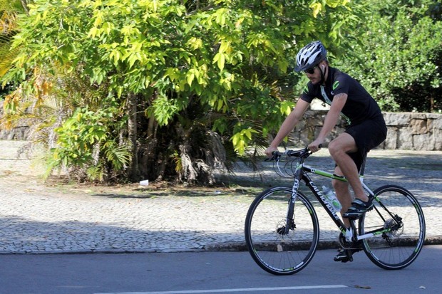 Rodrigo Hilbert pedala na Lagoa (Foto: JC Pereira / AgNews)