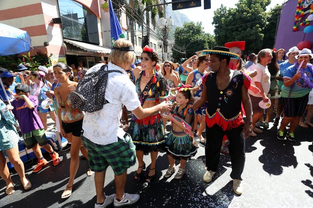 Eduardo Moscovis, de peruca loira, no desfile do bloco Suvaco do Cristo (Foto: Gil Rodrigues/ FotoRio News)
