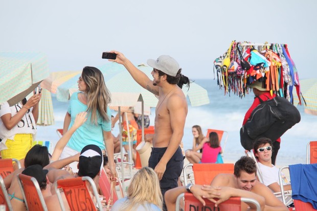 Caio Castro na praia (Foto: Delson Silva / AgNews)