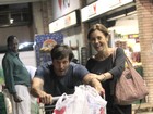 Adriana Esteves e Vladimir Brichta se divertem em supermercado