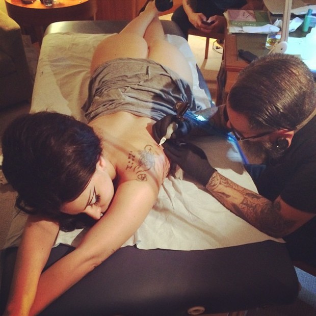 Lady Gaga faz nova tatuagem (Foto: Instagram/ Reprodução)