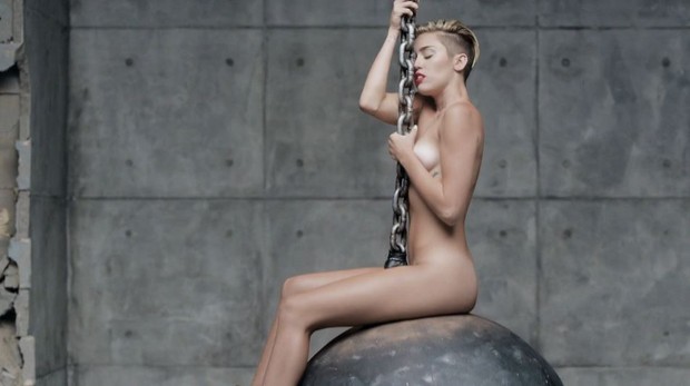 Miley Cyrus em Wrecking Ball  (Foto: Reprodução / VEVO)