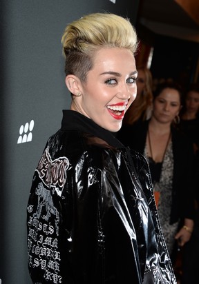Miley Cyrus em festa em Los Angeles, nos Estados Unidos (Foto: Jason Kempin/ Getty Images/ AFP)