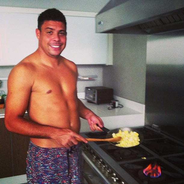 Ronaldo na cozinha (Foto: Instagram / Reprodução)